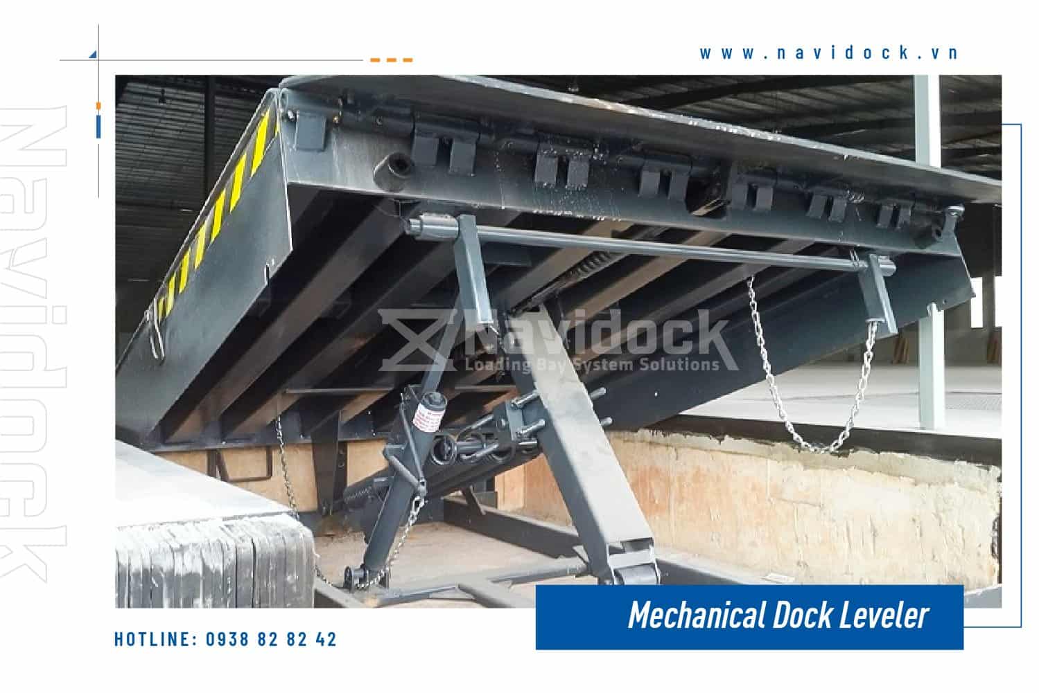 Dock leveler cơ khí màu đen đang được kéo lên